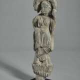 A GRAY SCHIST FIGURE OF A YAKSHI - photo 2