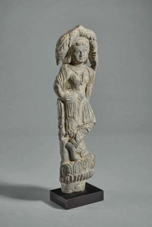 A GRAY SCHIST FIGURE OF A YAKSHI - photo 3