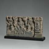 A GRAY SCHIST RELIEF DEPICTING THE BUDDHA`S FIRST SERMON - Foto 3