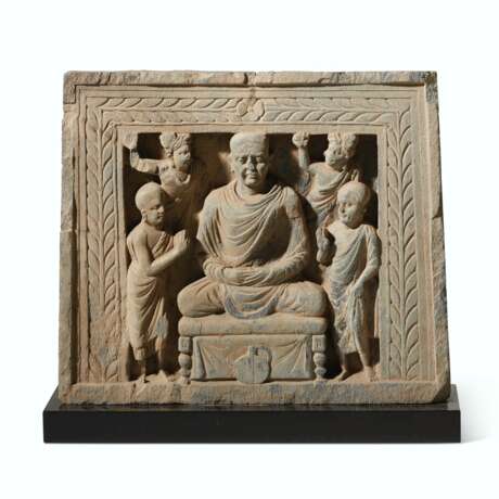 A GRAY SCHIST RELIEF OF BUDDHA SHAKYAMUNI IN MEDITATION - Foto 1