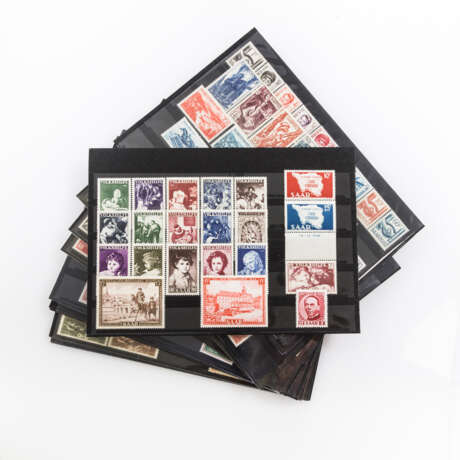 Saargebiet / Saarland - aus 1929 - ca. 1955 auf 13 großen Steckkarten mit tadellosen postfrischen Marken und Sätzen, - фото 1