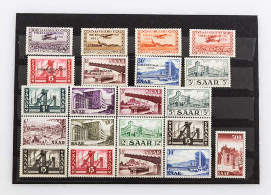 Saargebiet / Saarland - aus 1929 - ca. 1955 auf 13 großen Steckkarten mit tadellosen postfrischen Marken und Sätzen, - фото 2