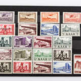 Saargebiet / Saarland - aus 1929 - ca. 1955 auf 13 großen Steckkarten mit tadellosen postfrischen Marken und Sätzen, - photo 2