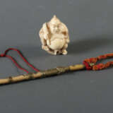 Katabori-Netsuke ''Samurai'' und Jian-Miniaturschwert Japan - фото 1