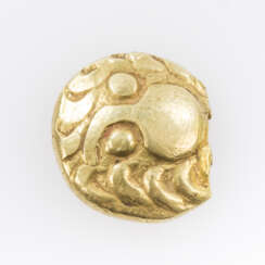 Vindeliker / Gold - Regenbogenschüsselchen 1. Jahrhundertv.Chr., Avers: Vogelkopf n.l., Schnabel zwischen 2 Kugeln, Blattkranz,