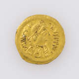 Völkerwanderungszeit Langobarden / Gold - Gold-Tremissis, Pseudo-Imperial im Namen des Justinus II. 565-578 n.Chr., - фото 1