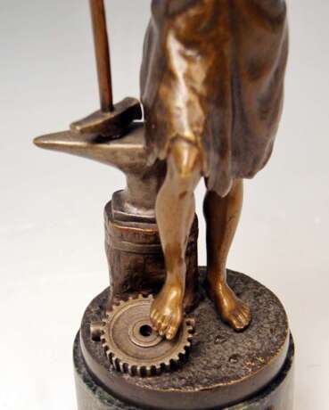 Vienna Bergman Bronze Figurine Smith with Anvil and Gearwheel, circa 1922 “Vienna Bergman Bronze Figurine Smith with Anvil and Gearwheel, circa 1922”, Vienna Bronze, Franz bergmann, Bronze, Austria, 1922 - photo 5