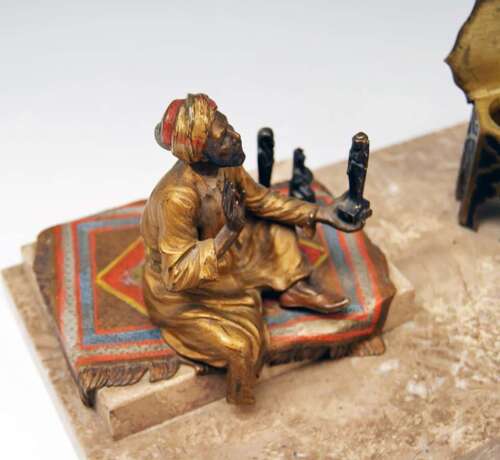 Vienna Bergman Bronze Arab Man on Carpet Selling Egypt Antiquities, circa 1890 «Vienne Bergman homme arabe en bronze sur tapis vendant des antiquités de l'Égypte, vers 1890», Vienna Bronce, Autriche, 1890 - photo 4