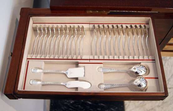 Silver 234-Pieces Cutlery Set 12 Persons Oriol Barcelona Art Nouveau Casket 1900 “RESERVIERT Silver 234-Pieces Cutlery Set”, 'ORIOL' (= jewellery in Barcelona / Spain), Silver, Art Nouveau (1880-1910), Spain, 1925 - photo 4