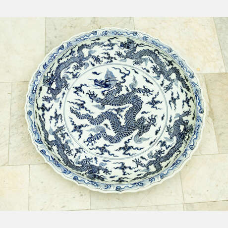 Extraordinary and particular large Chinese blue and white porcelain bowl - photo 1