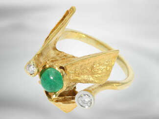 Ring: interessanter vintage Designer-Goldschmiedering mit Smaragd- und Brillantbesatz, insgesamt ca. 1,1ct, 14K Gold