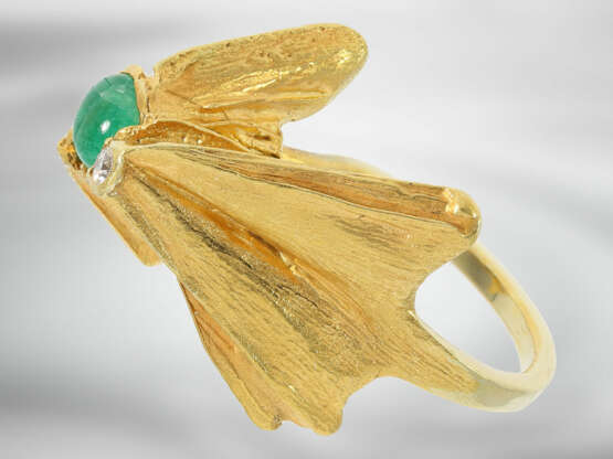 Ring: interessanter vintage Designer-Goldschmiedering mit Smaragd- und Brillantbesatz, insgesamt ca. 1,1ct, 14K Gold - Foto 4