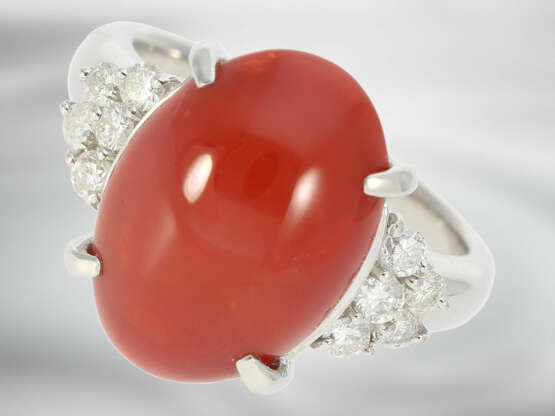 Ring: sehr dekorativer Platinring mit feinem Korallencabochon und Brillanten von ca. 0,37ct, 900er Platin - photo 1