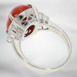 Ring: sehr dekorativer Platinring mit feinem Korallencabochon und Brillanten von ca. 0,37ct, 900er Platin - photo 3