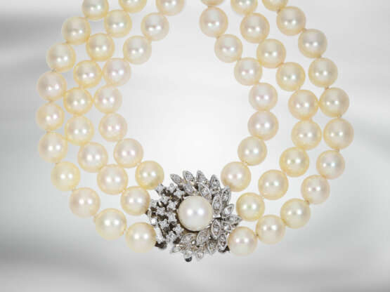 Kette/Collier: sehr schöne 3-reihige Zuchtperlenkette mit Diamantschließe - photo 1