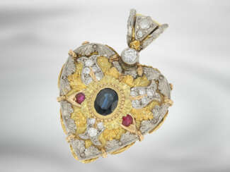 Anhänger: sehr dekorativer Herzanhänger in antikem Stil, besetzt mit Saphir, Rubinen und Brillanten, 18K Gold