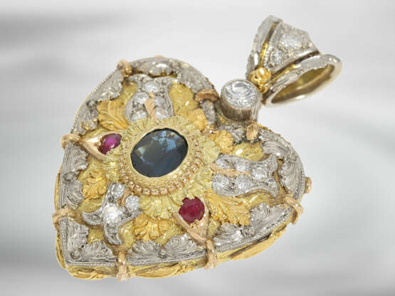 Anhänger: sehr dekorativer Herzanhänger in antikem Stil, besetzt mit Saphir, Rubinen und Brillanten, 18K Gold - фото 2