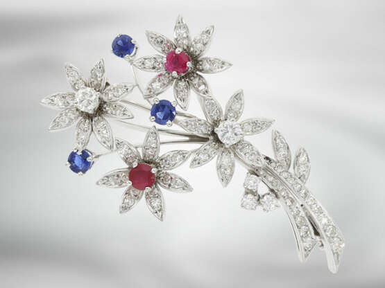 Brosche/Nadel: sehr schöne vintage Blumenbrosche mit Diamanten, Saphiren und Rubinen, 18K Weißgold - фото 1