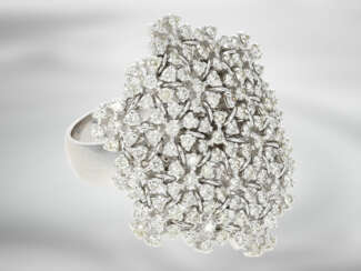 Ring: raffiniert gearbeiteter Blütenring mit Brillanten von insgesamt ca. 2,14ct, 18K Weißgold, neuwertig und ungetragen