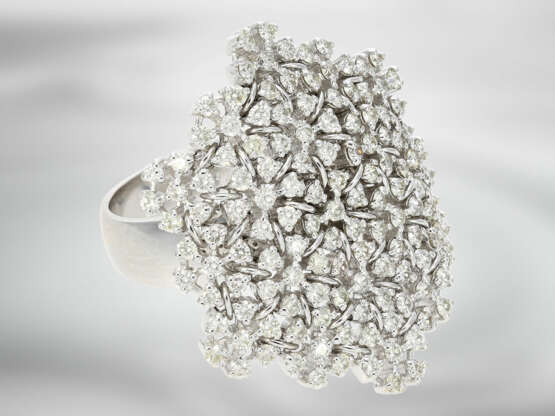 Ring: raffiniert gearbeiteter Blütenring mit Brillanten von insgesamt ca. 2,14ct, 18K Weißgold, neuwertig und ungetragen - photo 1