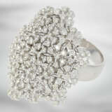 Ring: raffiniert gearbeiteter Blütenring mit Brillanten von insgesamt ca. 2,14ct, 18K Weißgold, neuwertig und ungetragen - photo 4