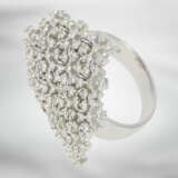 Ring: raffiniert gearbeiteter Blütenring mit Brillanten von insgesamt ca. 2,14ct, 18K Weißgold, neuwertig und ungetragen - фото 5
