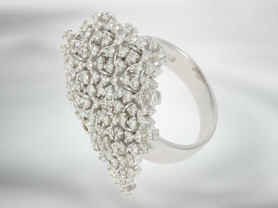 Ring: raffiniert gearbeiteter Blütenring mit Brillanten von insgesamt ca. 2,14ct, 18K Weißgold, neuwertig und ungetragen - Foto 5