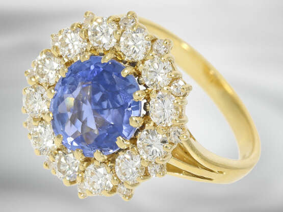Ring: klassischer, sehr dekorativer Brillantring mit einem unbehandelten Ceylon-Saphir von ca. 3,4ct, 18K Gold, mit GRS Gemstone Report aus der Schweiz - фото 1