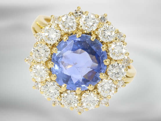 Ring: klassischer, sehr dekorativer Brillantring mit einem unbehandelten Ceylon-Saphir von ca. 3,4ct, 18K Gold, mit GRS Gemstone Report aus der Schweiz - фото 2