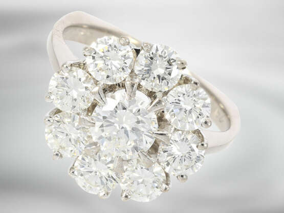 Ring: hochfeiner Brillantring in Spitzenqualität, Blütenform, 2,65ct Top Wesselton/VVS - photo 1