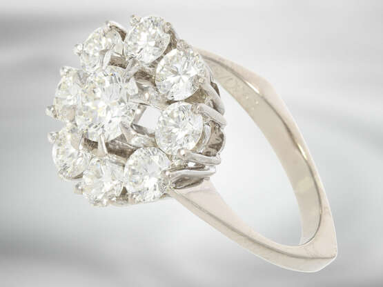 Ring: hochfeiner Brillantring in Spitzenqualität, Blütenform, 2,65ct Top Wesselton/VVS - photo 2