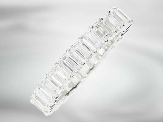 Ring: hochkarätiger neuwertiger Memoirerring mit Diamanten im Emerald-Cut von insgesamt ca. 4,40ct, 18K Weißgold - фото 2