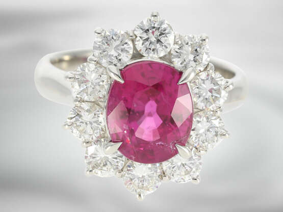 Ring: hochwertiger Brillantring mit pinkfarbenem, natürlichem Burma-Saphir in der extrem seltenen Qualität "vivid pink" von 3,30ct, Platin, mit GRS Report aus der Schweiz - photo 3