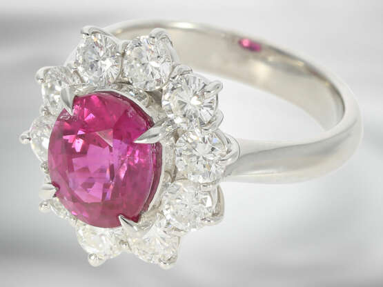 Ring: hochwertiger Brillantring mit pinkfarbenem, natürlichem Burma-Saphir in der extrem seltenen Qualität "vivid pink" von 3,30ct, Platin, mit GRS Report aus der Schweiz - photo 6