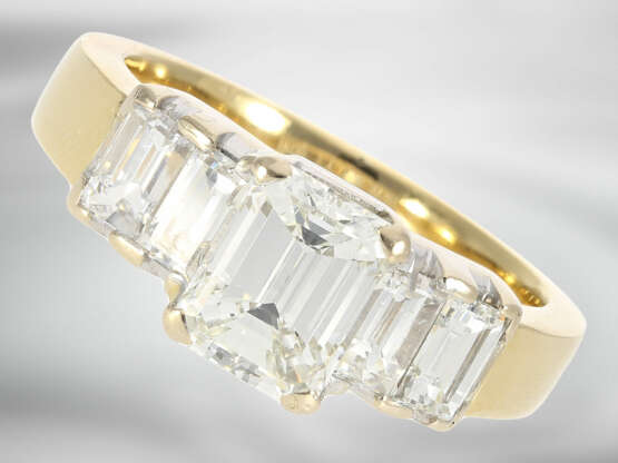 Ring: hochwertiger Diamantring mit Emerald-Cut-Mittelstein von ca. 1,8ct, insgesamt ca. 3,1ct - фото 1