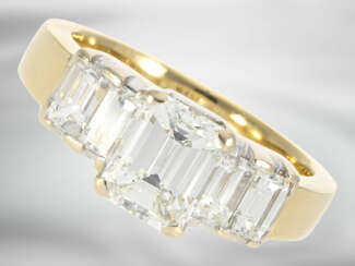 Ring: hochwertiger Diamantring mit Emerald-Cut-Mittelstein von ca. 1,8ct, insgesamt ca. 3,1ct