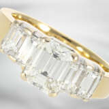 Ring: hochwertiger Diamantring mit Emerald-Cut-Mittelstein von ca. 1,8ct, insgesamt ca. 3,1ct - photo 1