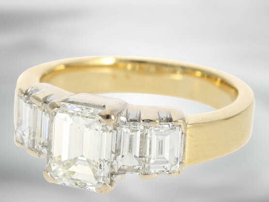 Ring: hochwertiger Diamantring mit Emerald-Cut-Mittelstein von ca. 1,8ct, insgesamt ca. 3,1ct - photo 2