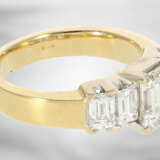 Ring: hochwertiger Diamantring mit Emerald-Cut-Mittelstein von ca. 1,8ct, insgesamt ca. 3,1ct - Foto 3