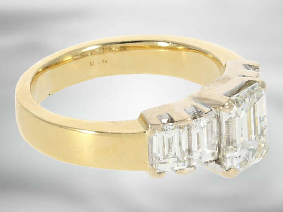 Ring: hochwertiger Diamantring mit Emerald-Cut-Mittelstein von ca. 1,8ct, insgesamt ca. 3,1ct - фото 3