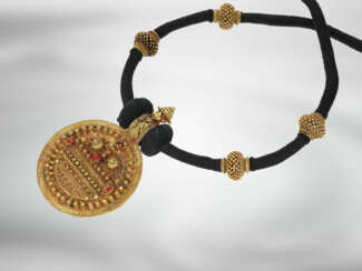 Kette/Collier/Anhänger: antikes goldenes Amulett an schwarzer Kordel, Gujarat, Kachch, Dorf Kodki, 19. Jahrhundert