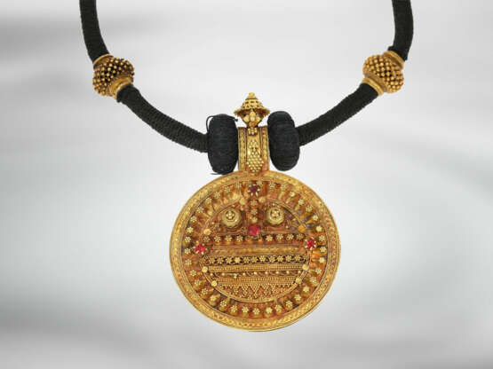 Kette/Collier/Anhänger: antikes goldenes Amulett an schwarzer Kordel, Gujarat, Kachch, Dorf Kodki, 19. Jahrhundert - photo 2