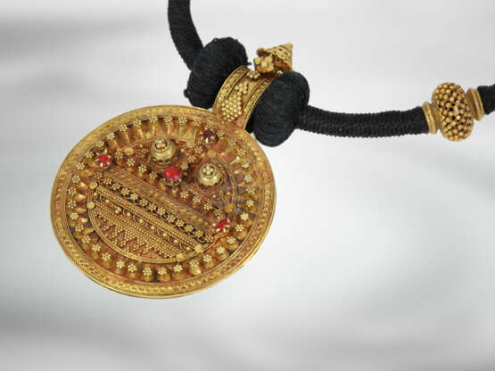 Kette/Collier/Anhänger: antikes goldenes Amulett an schwarzer Kordel, Gujarat, Kachch, Dorf Kodki, 19. Jahrhundert - Foto 3