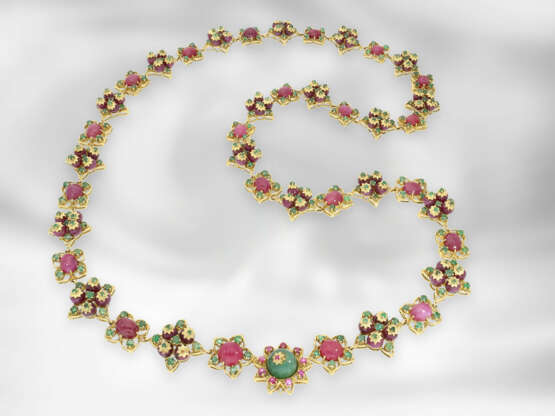 Kette/Collier: hochdekoratives, opulent mit Rubinen und Smaragden besetztes antikes Collier, insgesamt ca. 173,3ct, Indien, Margul, 19. Jahrhundert - фото 1