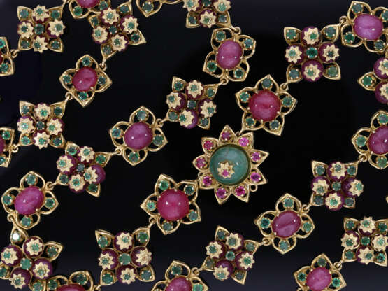 Kette/Collier: hochdekoratives, opulent mit Rubinen und Smaragden besetztes antikes Collier, insgesamt ca. 173,3ct, Indien, Margul, 19. Jahrhundert - Foto 2