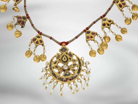 Kette/Collier: exotisches Collier mit Bergkristall, Rubinen und Perlen, Gold, zum Teil möglicherweise gefüllt, vermutlich Zentralindien 19. Jahrhundert. - photo 1