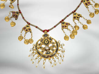 Kette/Collier: exotisches Collier mit Bergkristall, Rubinen und Perlen, Gold, zum Teil möglicherweise gefüllt, vermutlich Zentralindien 19. Jahrhundert.
