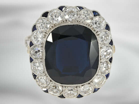 Ring: hochwertiger antiker Saphirring mit Altschliff-Diamanten, insgesamt ca. 10,76ct, 18K Weißgold - Foto 1
