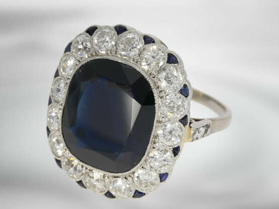 Ring: hochwertiger antiker Saphirring mit Altschliff-Diamanten, insgesamt ca. 10,76ct, 18K Weißgold - фото 3