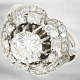 Ring: ausgefallener und sehr dekorativer vintage Brillant-Blütenring, sehr schöner Brillant von ca. 1,95ct, zusammen ca. 2,65ct, Wiederbeschaffungswert liegt lt. Wertbestätigung bei ca. 29.000€ - photo 2